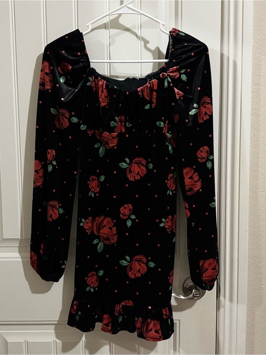 Forever 21 Dresses & Skirts - Forever 21 velvet Black Top with Red Floral Accent